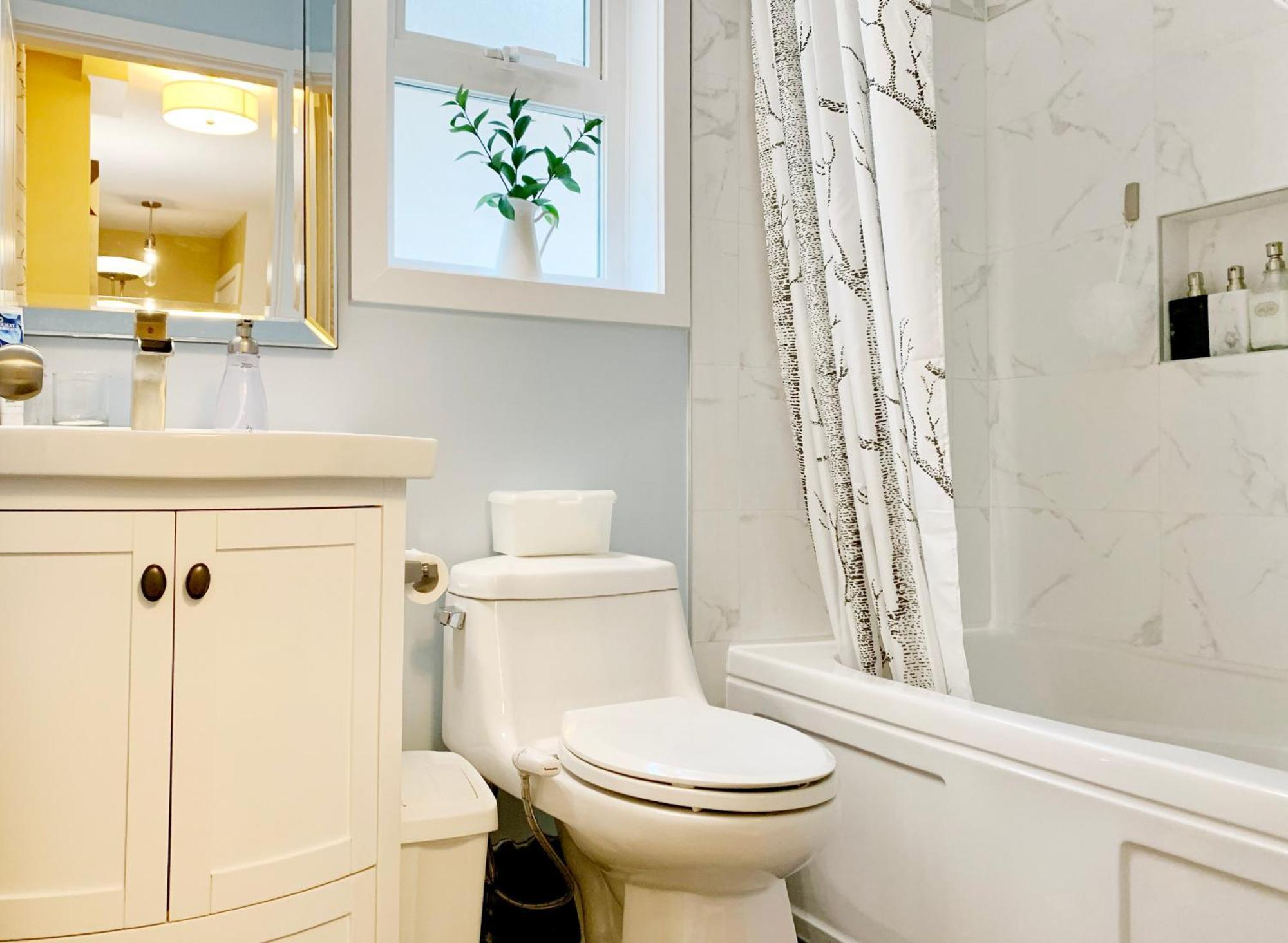 Private Guest Suite 10Mins To Downtown - King Bed - Bathtub - Free Parking Ванкувер Экстерьер фото